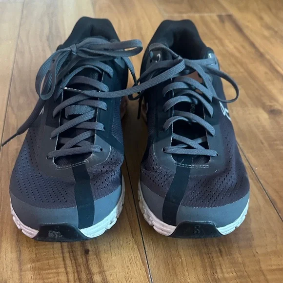 On cloud Running Women's Charcoal and White Athletic Shoes 8.5 - Picture 3 of 6